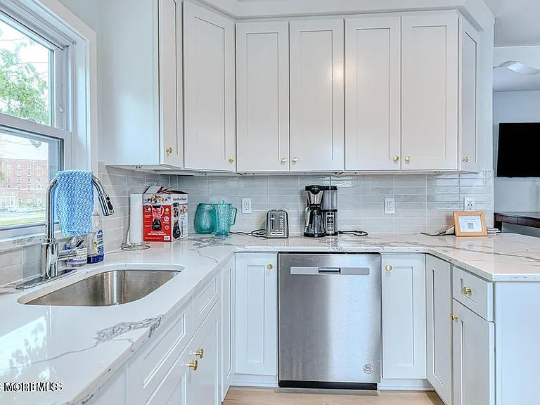 328 Newark Ave #2 — Photo 10