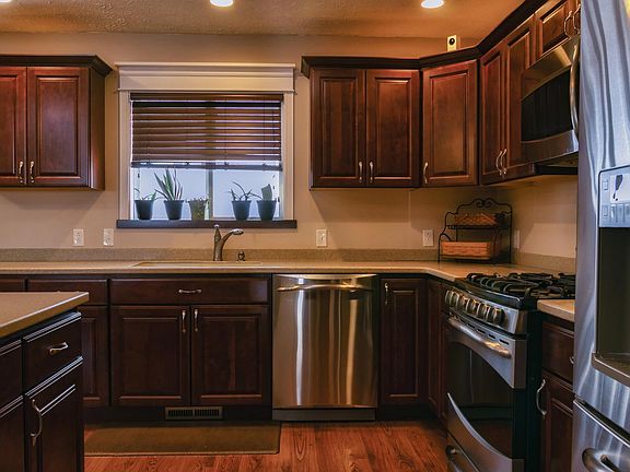 3rd image of 104 Babette Dr