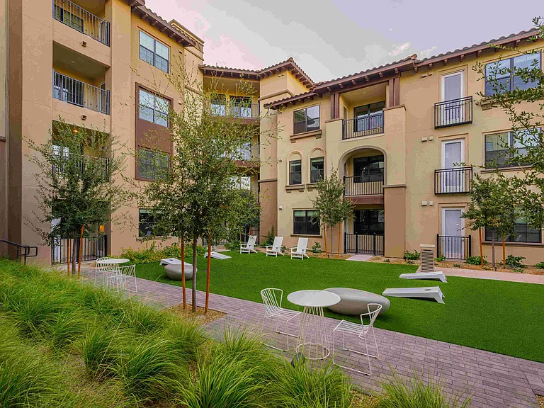 Manor Scottsdale — Photo 13
