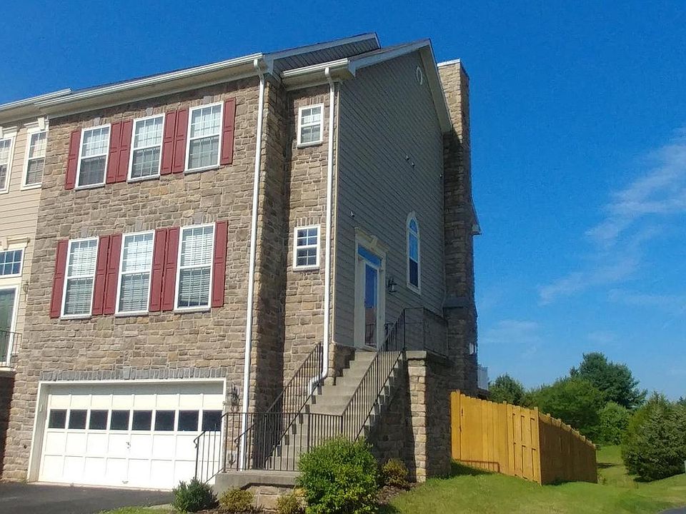 1st image of 911 Stonefield Sq NE