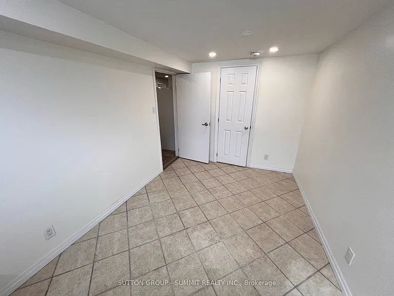 577 Oshawa Blvd N — Photo 12