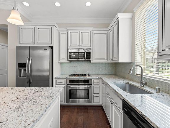 5th image of 702 N Shepherd Dr