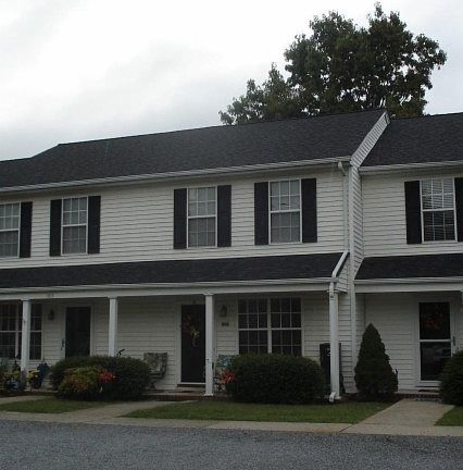 2nd image of 302 Royal Garden Ct