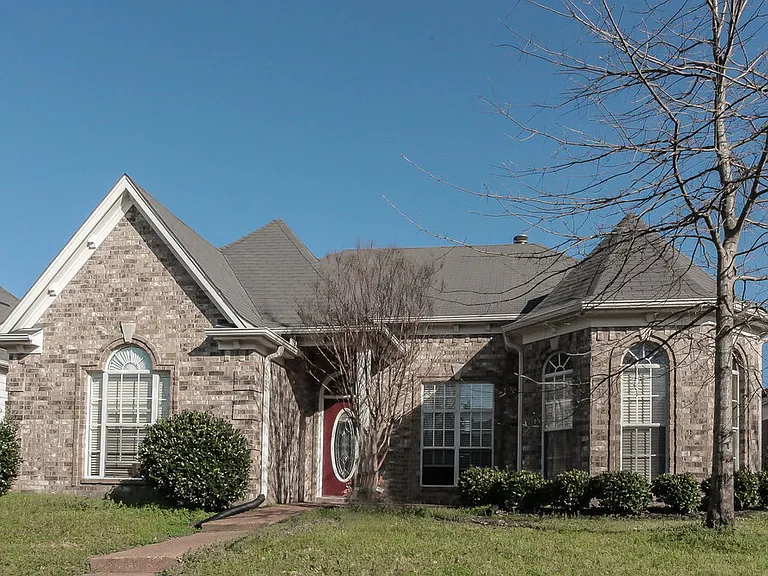 1112 Averett Ln — Photo 1