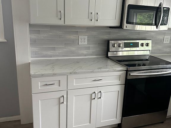 3rd image of 836 Maple St Floor 1