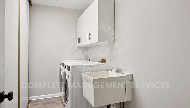 8327 Victoria Dr — Photo 14