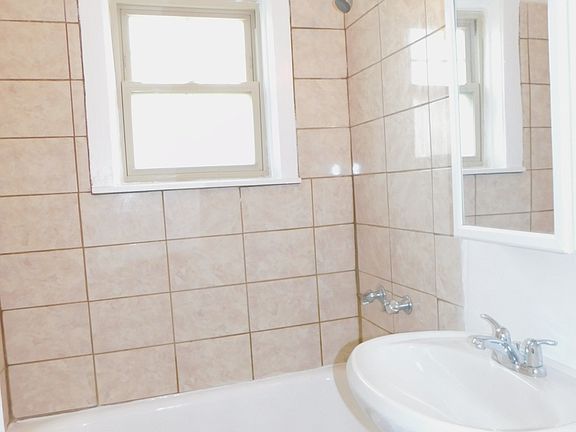 4th image of 2525-37 Eastwood Ave #4C