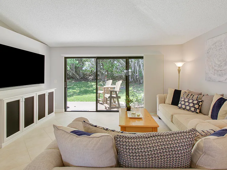 825 Club Dr — Photo 5