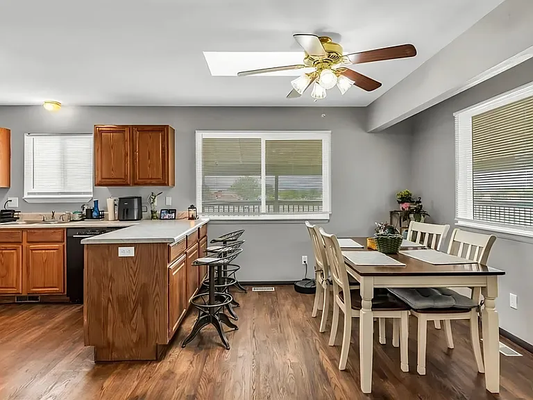 217 W Linden Ave — Photo 3