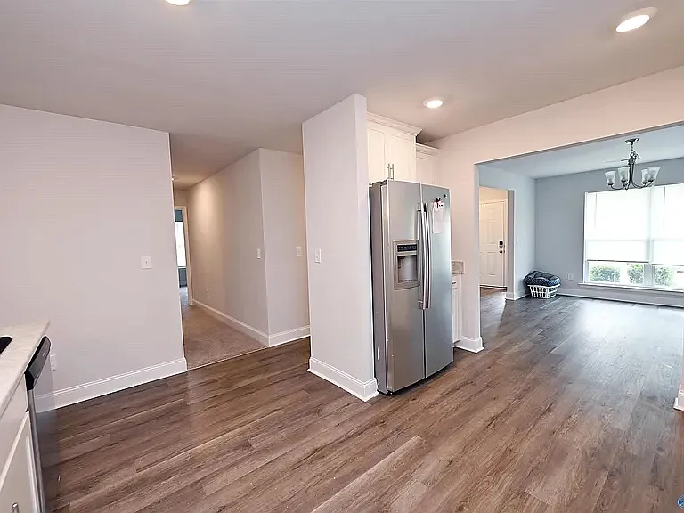 4 bed, 2024 sqft, $2,350 — Photo 3