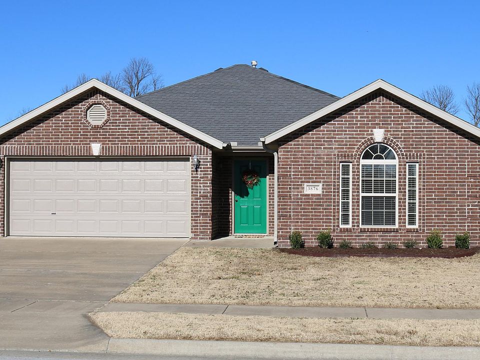 Welcome to this privately owned pet-friendly rental in Clabber Creek. New paint and new carpet plus beautiful ceramic tile in kitchen, dining, and bathrooms.