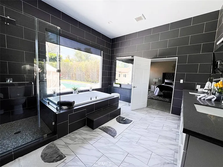 5835 Topeka Dr — Photo 15