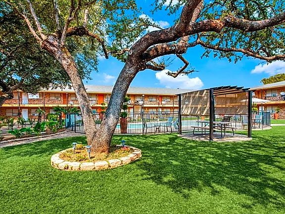 Scenic courtyard with covered lounge area by the pool.

Patio panoramico con sala de estar cubierta junto a la piscina.
