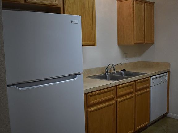 4th image of 928 Rosewood Dr #2B-2BA-1040SQFT