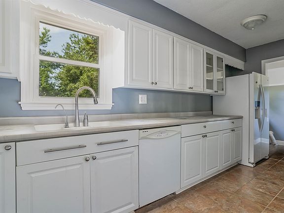 4th image of 156 Halsey Ave
