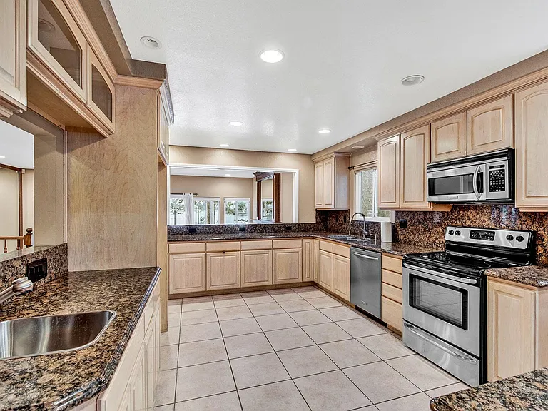 24466 Toledo Ln — Photo 5