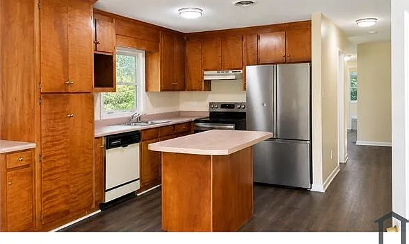 703 Farnell Ln — Photo 2