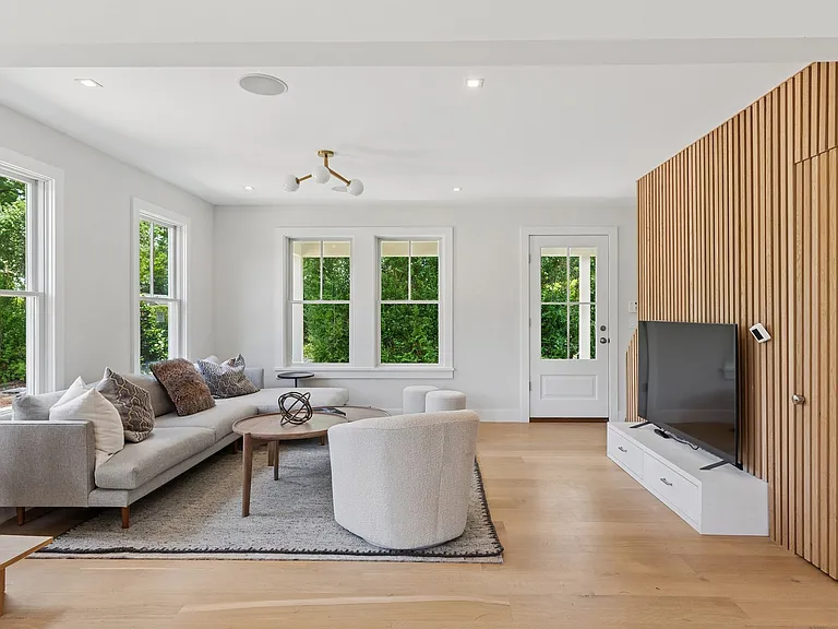 105 Willow St — Photo 8