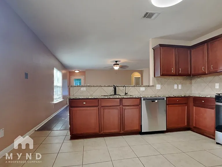 1680 Amy Dr — Photo 2
