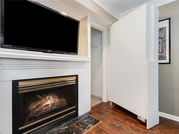 4th image of 2515 Wright Ave