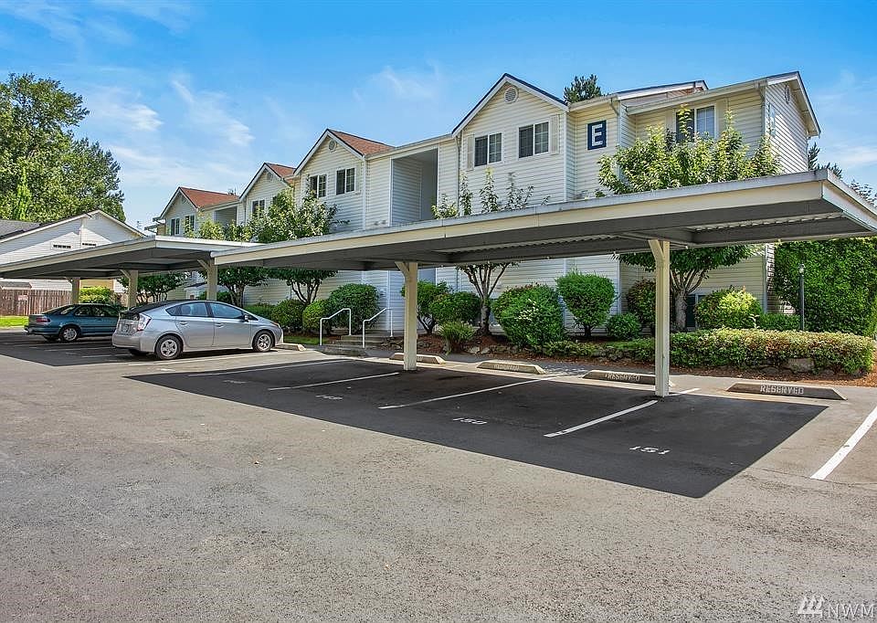 Welcome home to Huntington Heights!  This 3 bedroom condo comes with an assigned covered parking space.