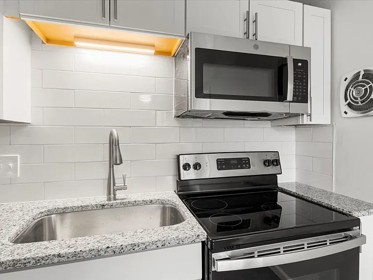 Burke Crest Apartments — Photo 16