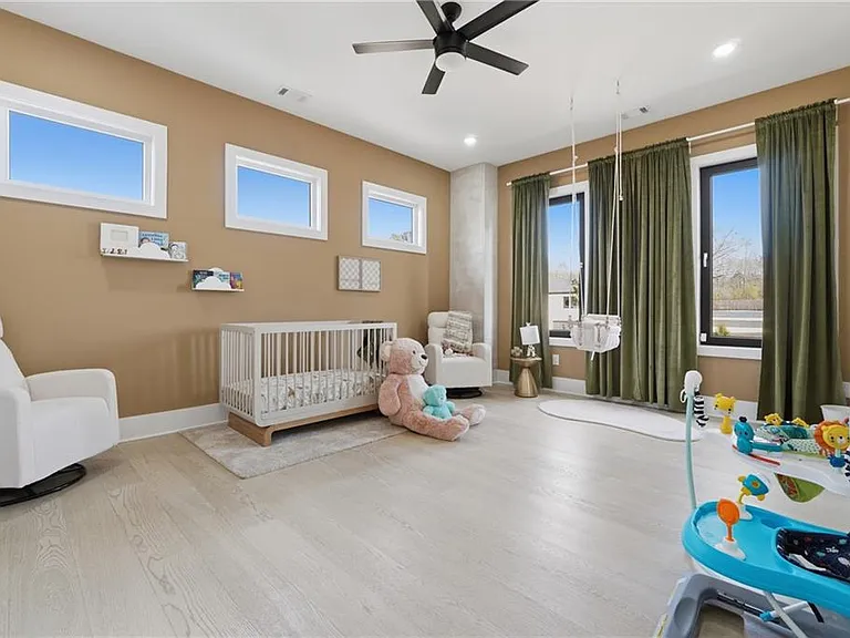556 Versailles Dr — Photo 16