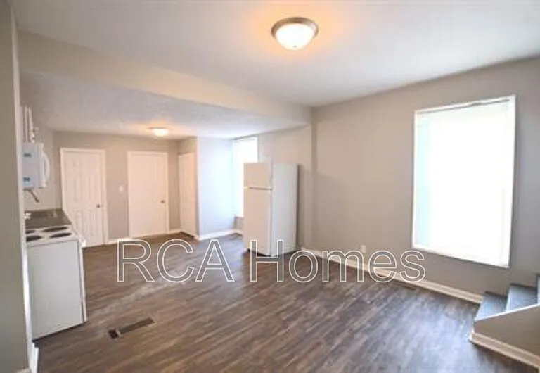 1011 E Legrande Ave #E — Photo 4