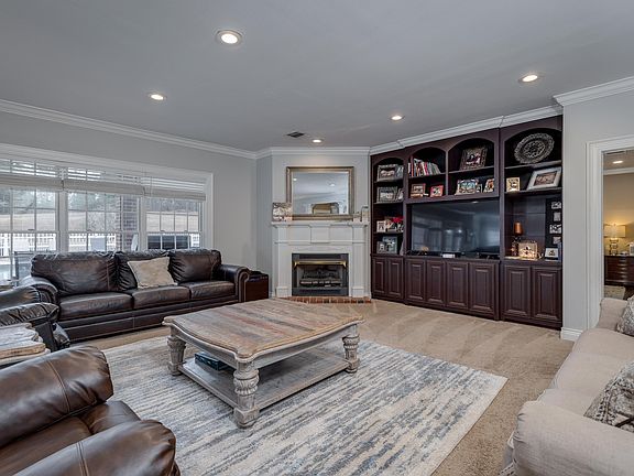 5th image of 210 Petrus Cir
