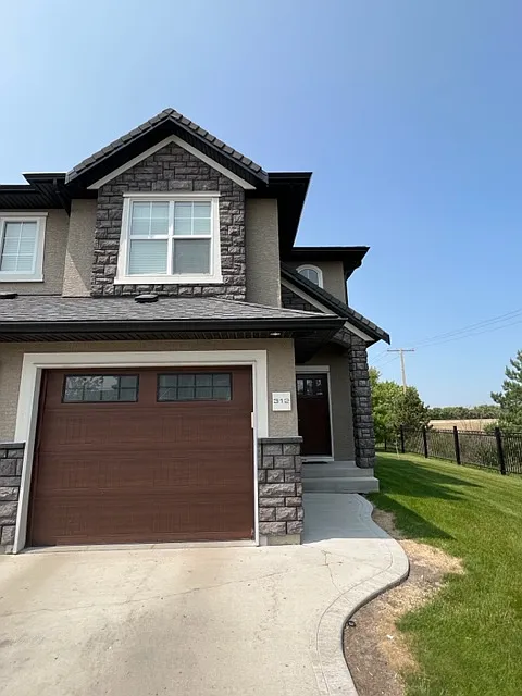1555 Paton Cres