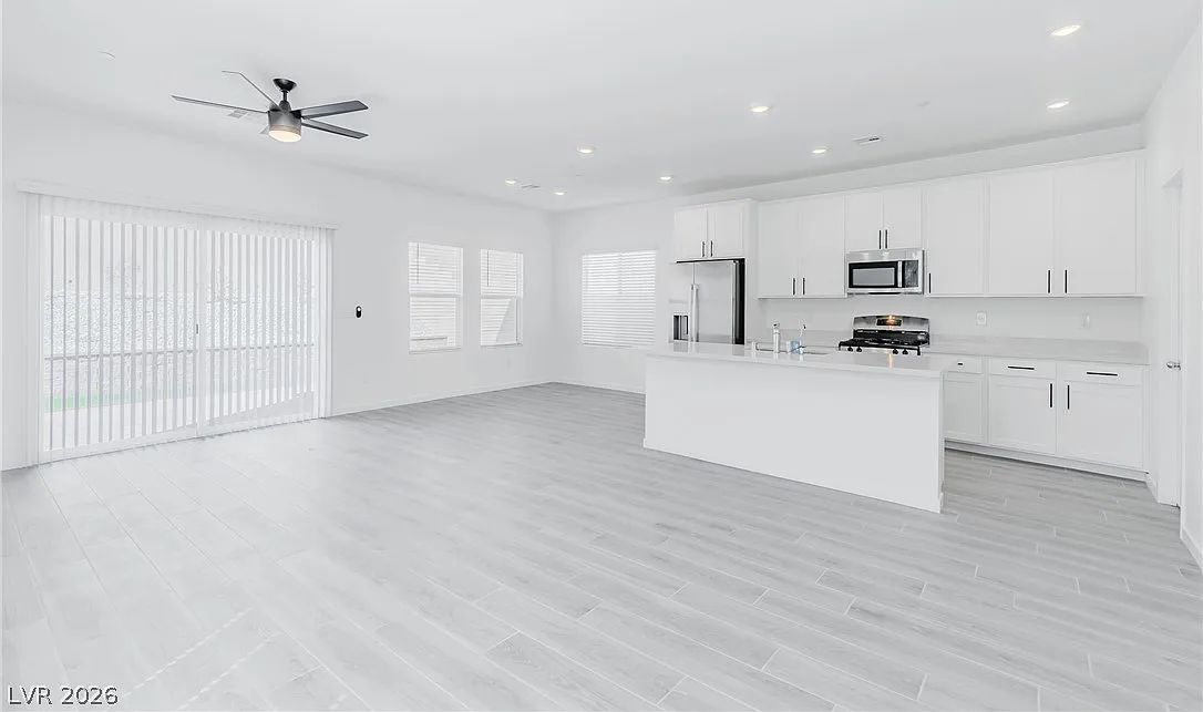4 bed, 2.5 bath, 2588 sqft, $2,700 — Photo 4