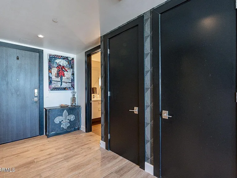 Front door and entryway with full guest bathroom, and tub/shower.