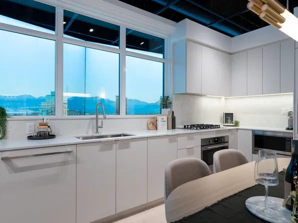 4538 Dawson St #3402, Burnaby, BC V5C 5T8