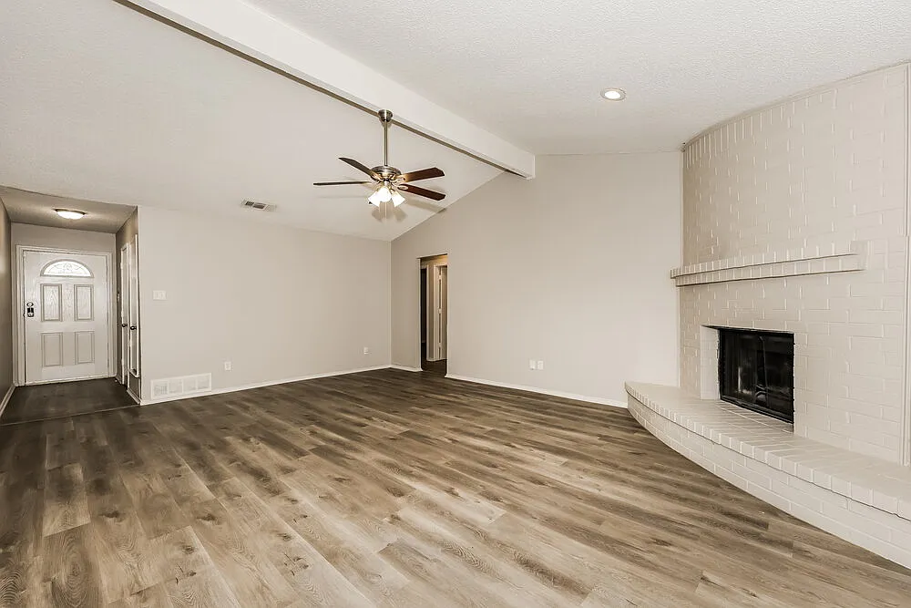 3 bed, 2.0 bath, 1320 sqft, $1,890 — Photo 3