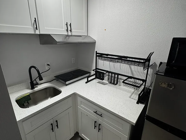 677 Orchid Dr #B — Photo 3
