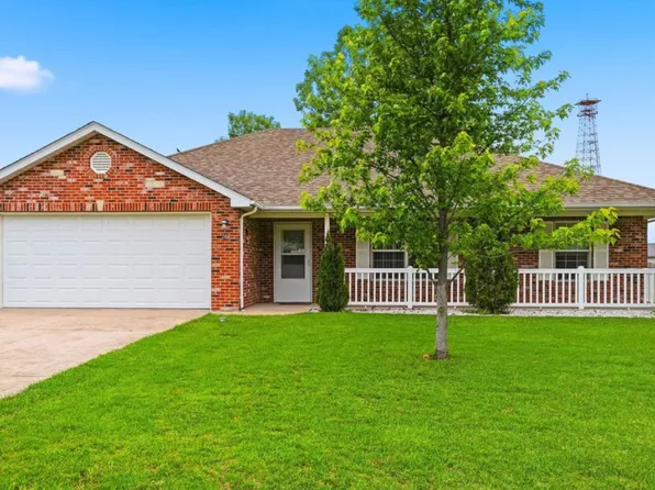 210 Brookstone Dr, Holts Summit, MO 65043