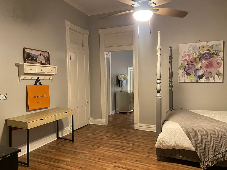 521 W College St — Photo 19