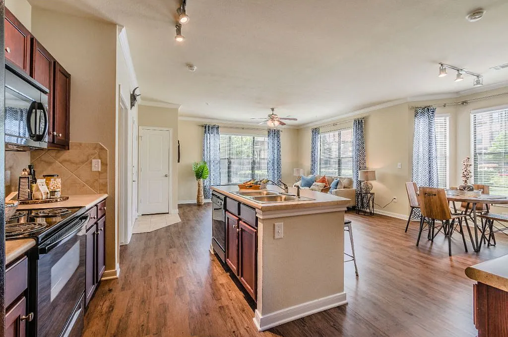 Hunter's Cove Apartments — Photo 1