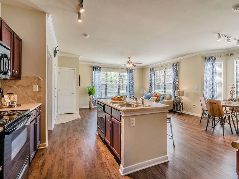 Hunter's Cove Apartments — Photo 1