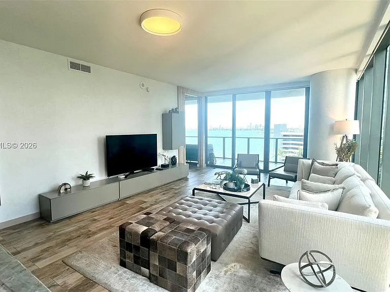 650 NE 32nd St #1001 — Photo 2