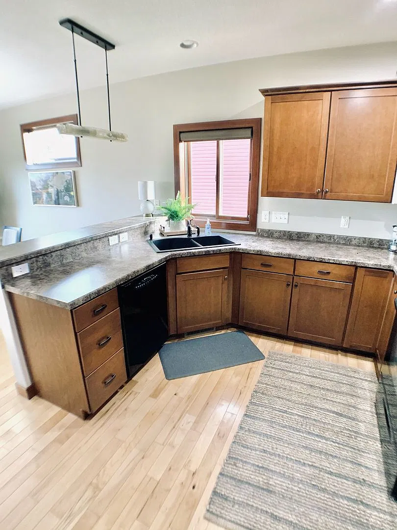 Beautifully Furnished 4 Bed 3 Bath Ranch Style Home — Photo 2
