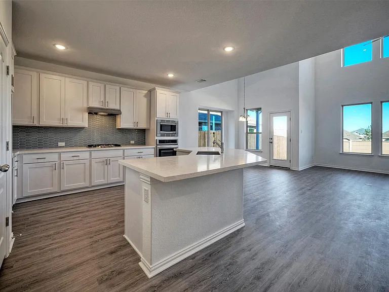 2428 Demorse Dr — Photo 6