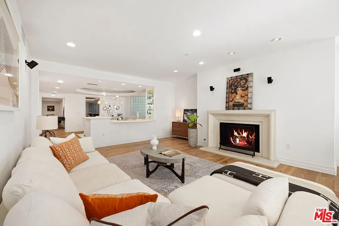 2 bed, 3.0 bath, 3239 sqft, $17,900 — Photo 3