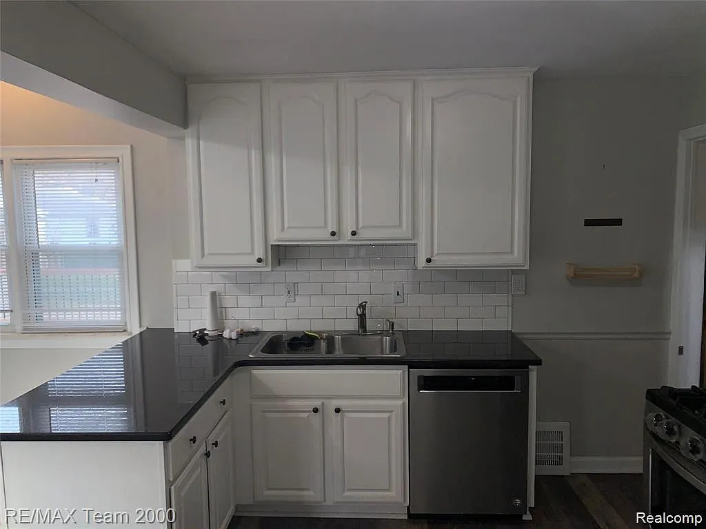 3 bed, 1.5 bath, 1933 sqft, $1,800 — Photo 4