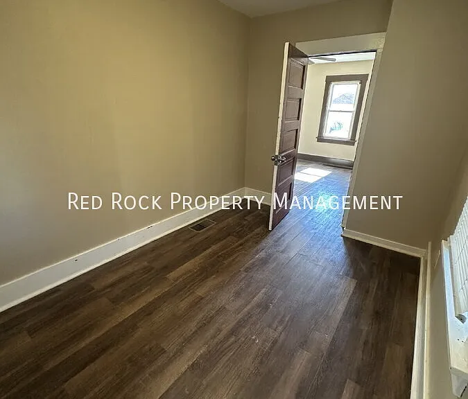 121 Hackett St — Photo 8