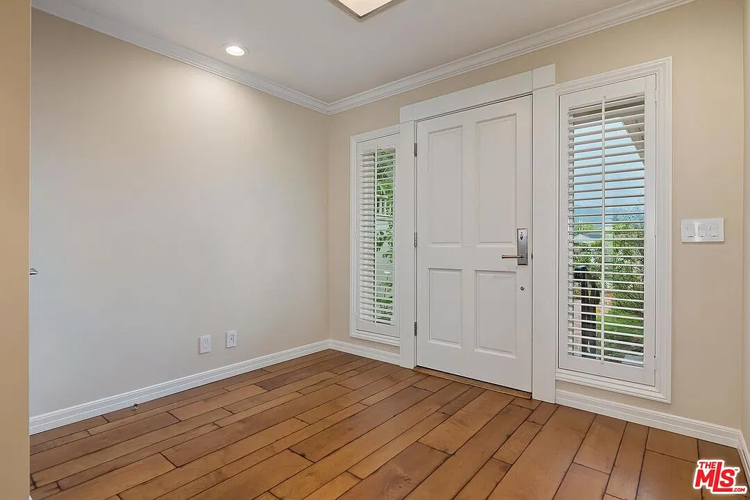 3 bed, 3.5 bath, 2400 sqft, $9,300 — Photo 2