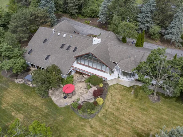W215N5353 Ada COURT, Menomonee Falls, WI 53051