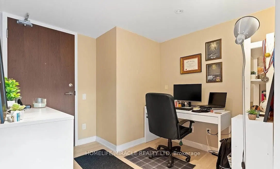 Newton Condos — Photo 4
