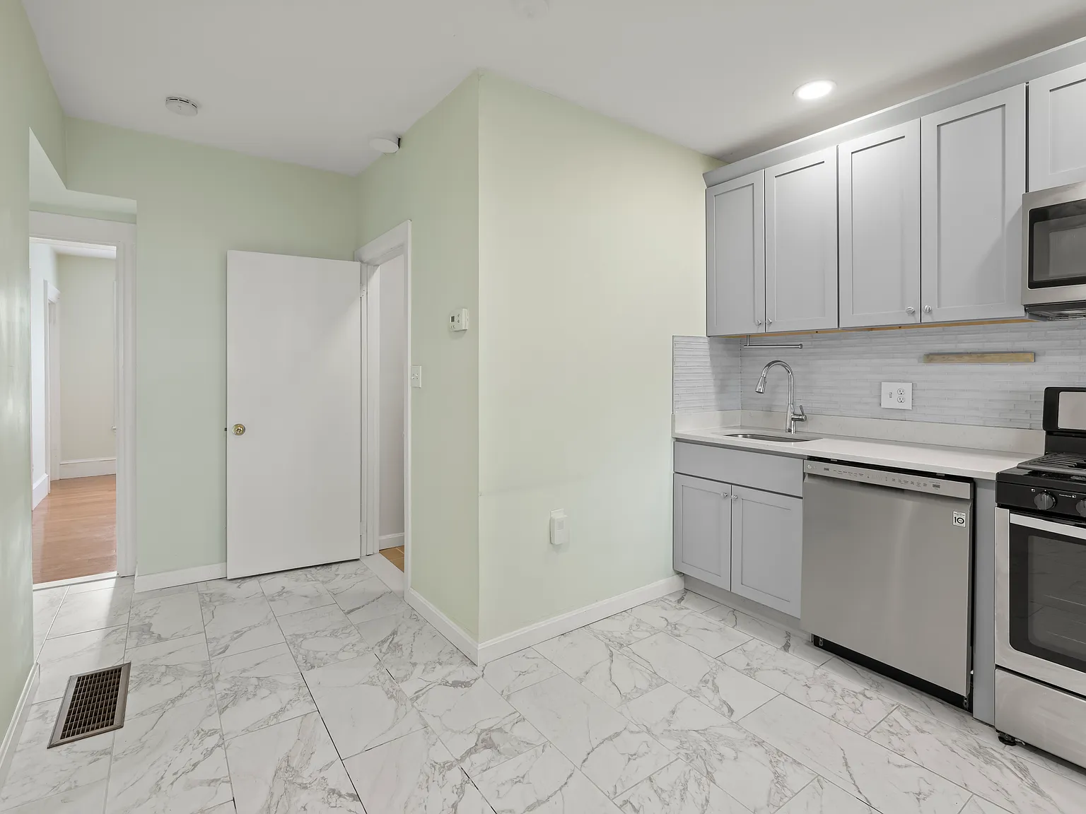 1 bed, 850 sqft, $2,600 — Photo 2