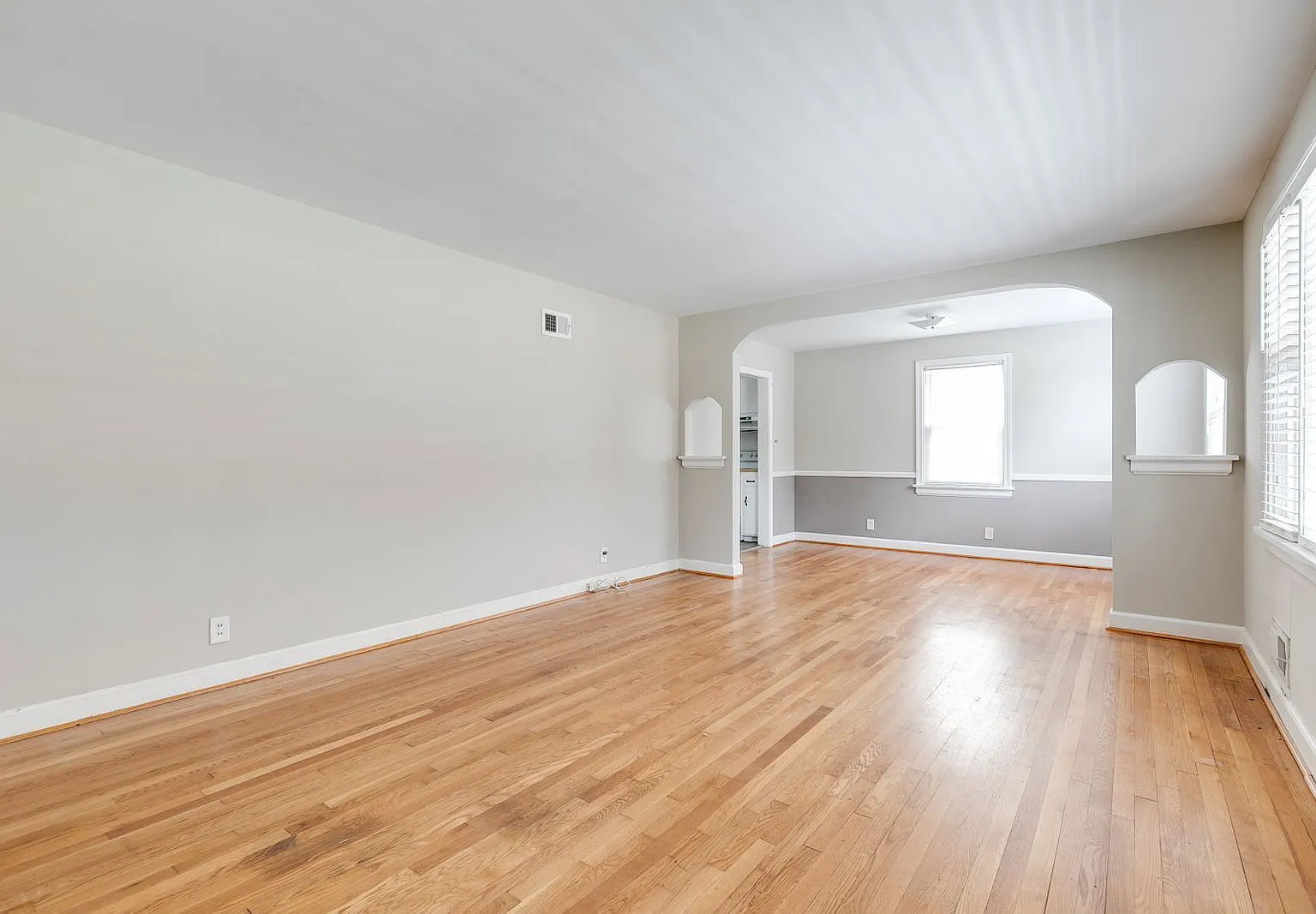 3 bed, 1.0 bath, 1191 sqft, $2,325 — Photo 3